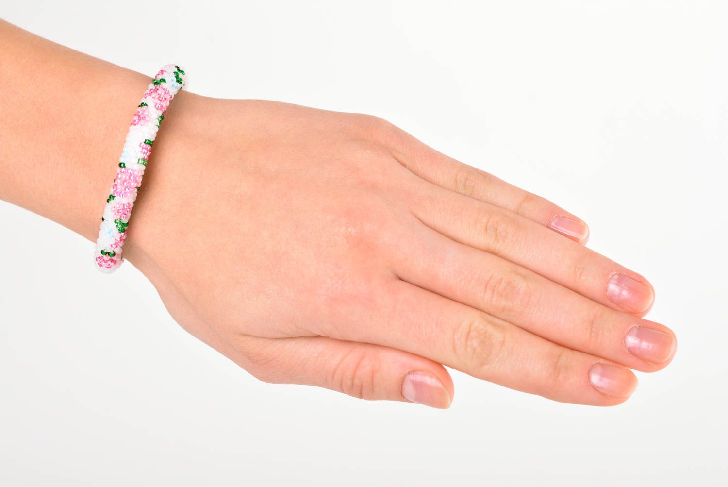 Bracelet perles rocaille Bijou fait main avec fleurs roses Accessoire femme photo 2