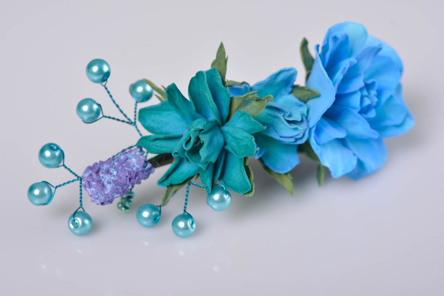 Pince à cheveux de tons bleus faite main avec fleurs en foamiran accessoire photo 1