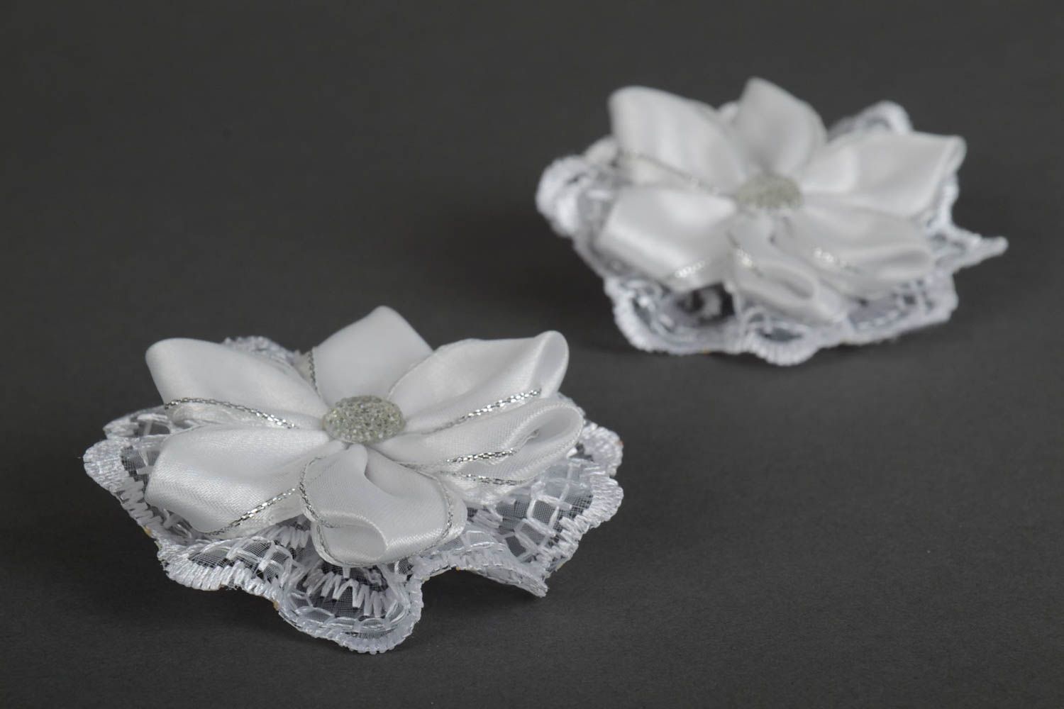Set of 2 handmade white satin ribbon kanzashi flowers for accessories making photo 2