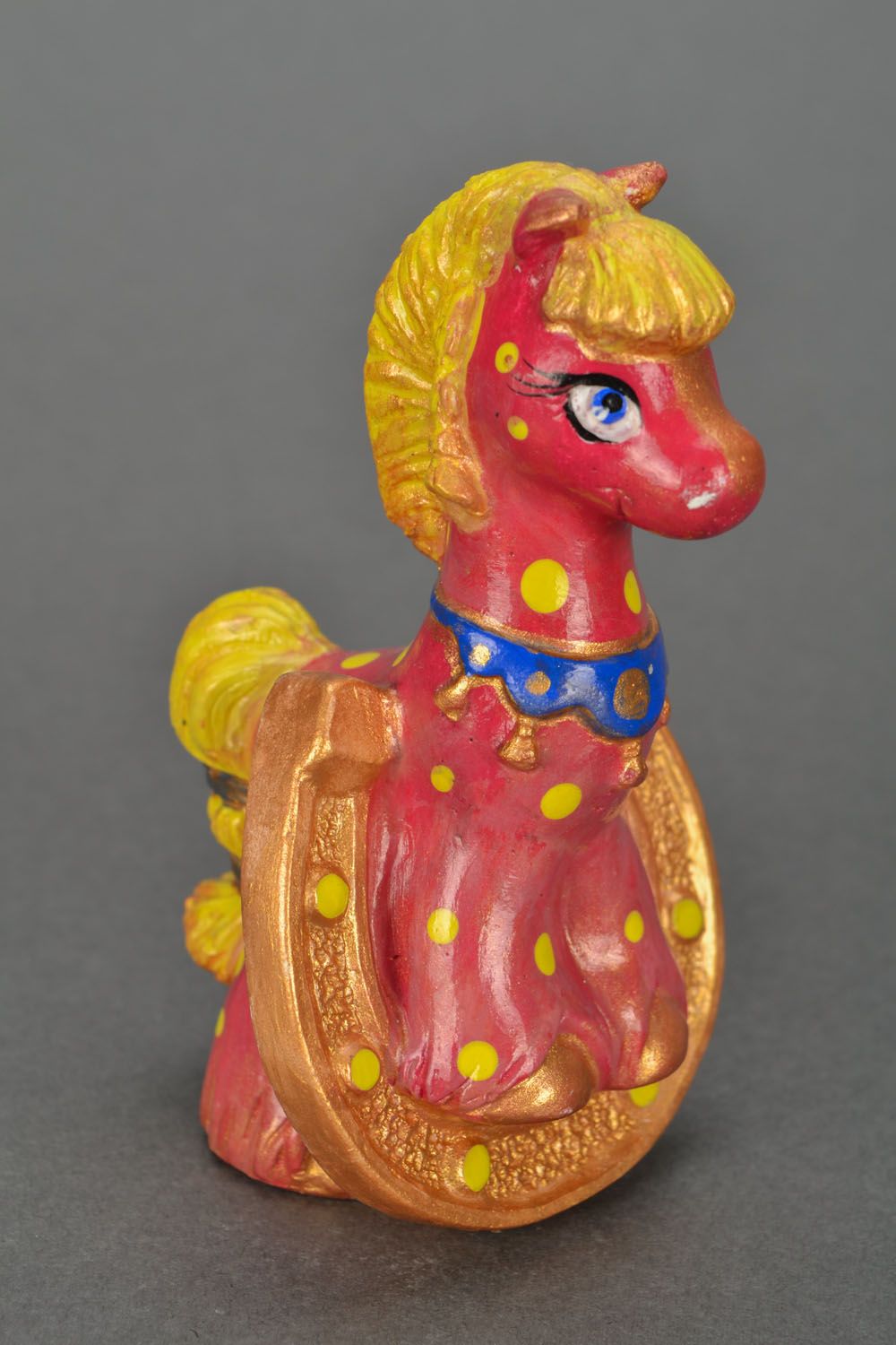 Figurine cheval sur fer à cheval en plâtre photo 3