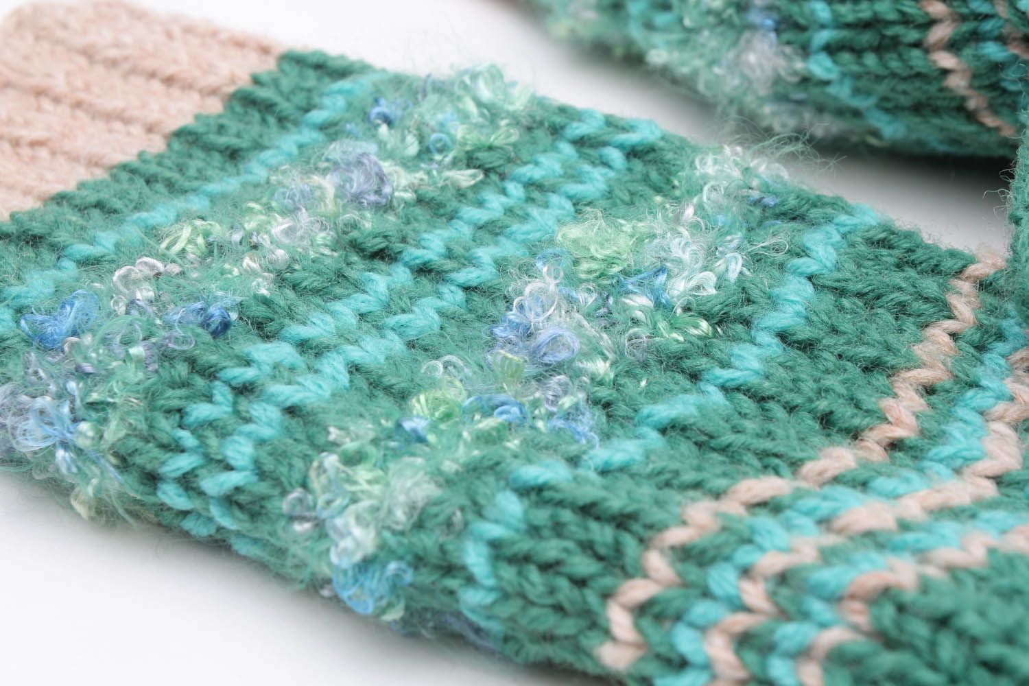 Meias quentes artesanais tricotadas de fios de lã e de mescla de lã. foto 2