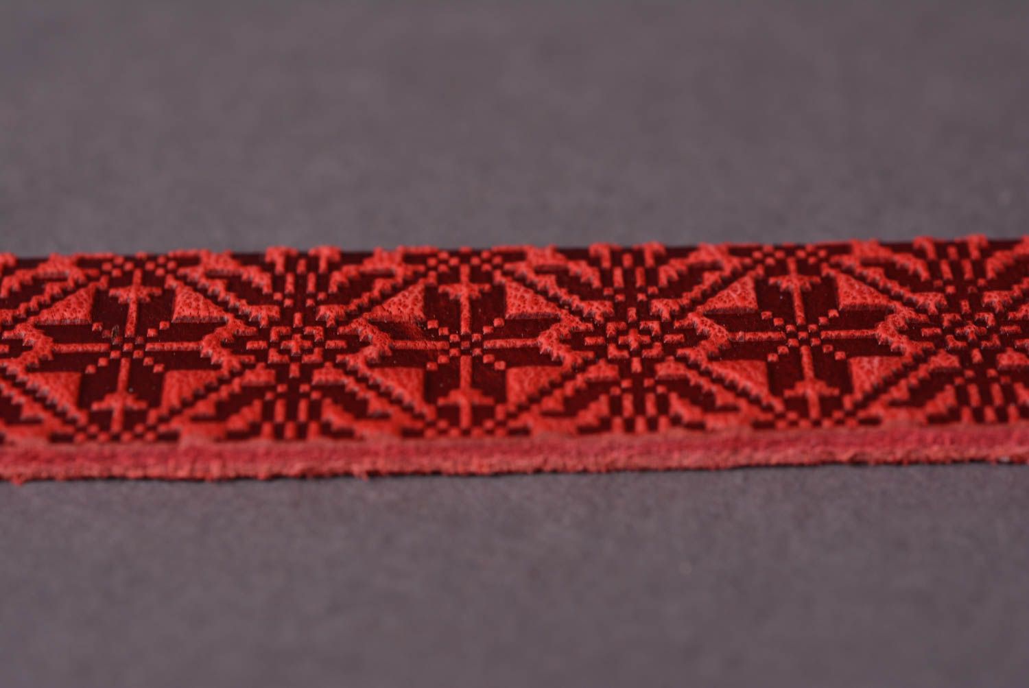 Кожаный браслет ручной работы широкое украшение из кожи браслет на руку фото 5