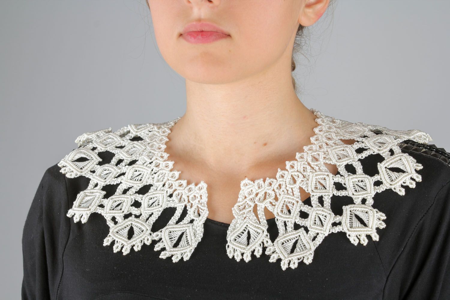 White woven collar photo 1