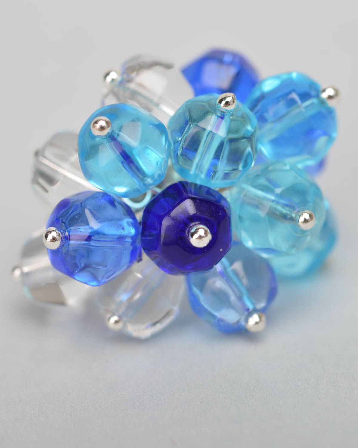 Объемное кольцо из стеклянных бусин голубое оригинальный аксессуар хенд мейд фото 4