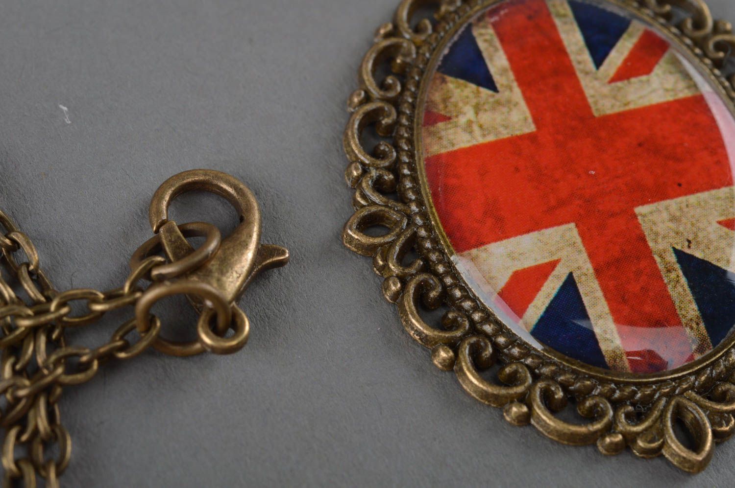 Colgante ovalado artesanal con bandera británica en técnica decoupage  foto 3