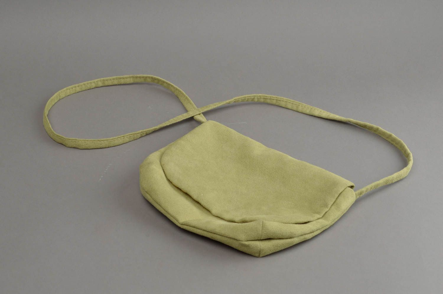 Салатовая сумка сверток через плечо из искусственной замши ручной работы фото 3