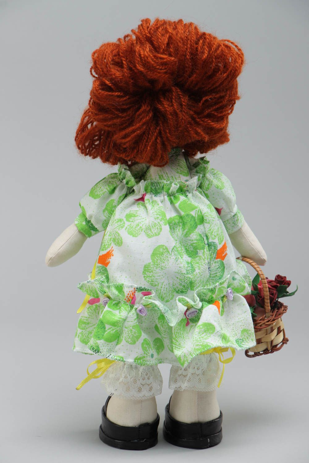Poupée en tissu aux cheveux roux en robe verte avec corbeille faite main photo 4