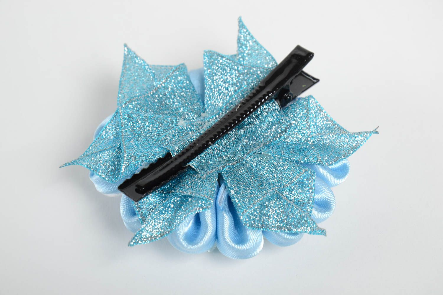 Заколка для волос из атласных лент голубая крупная в виде цветка ручная работа  фото 2