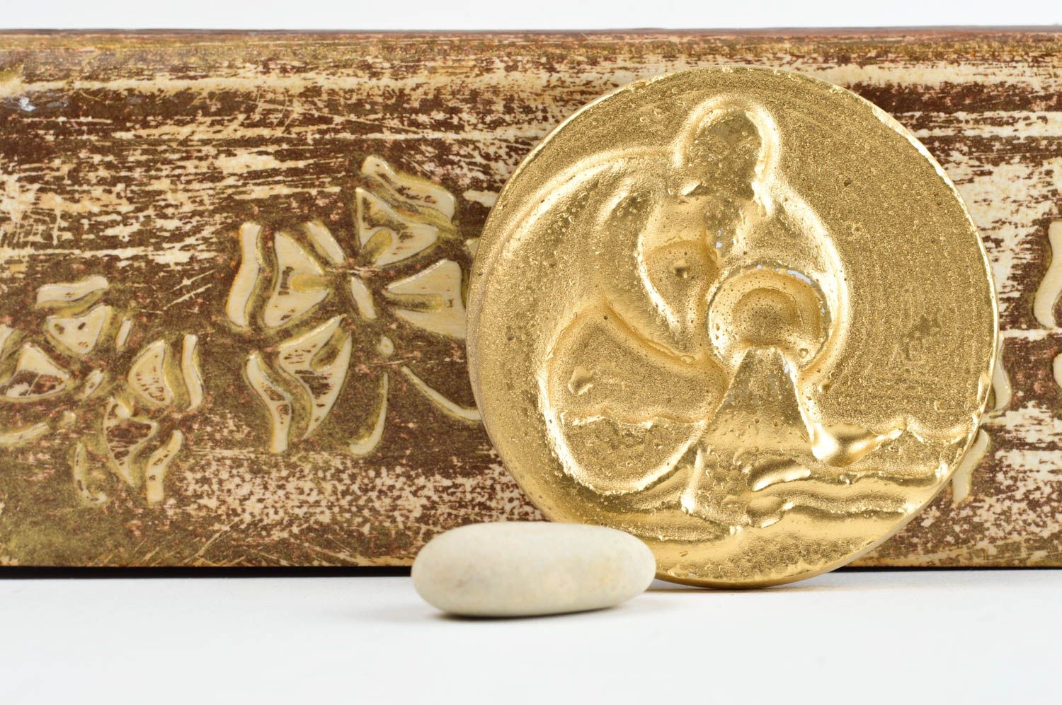 Магнит ручной работы сувенирный магнит сувенир из гипса золотистый Водолей фото 1