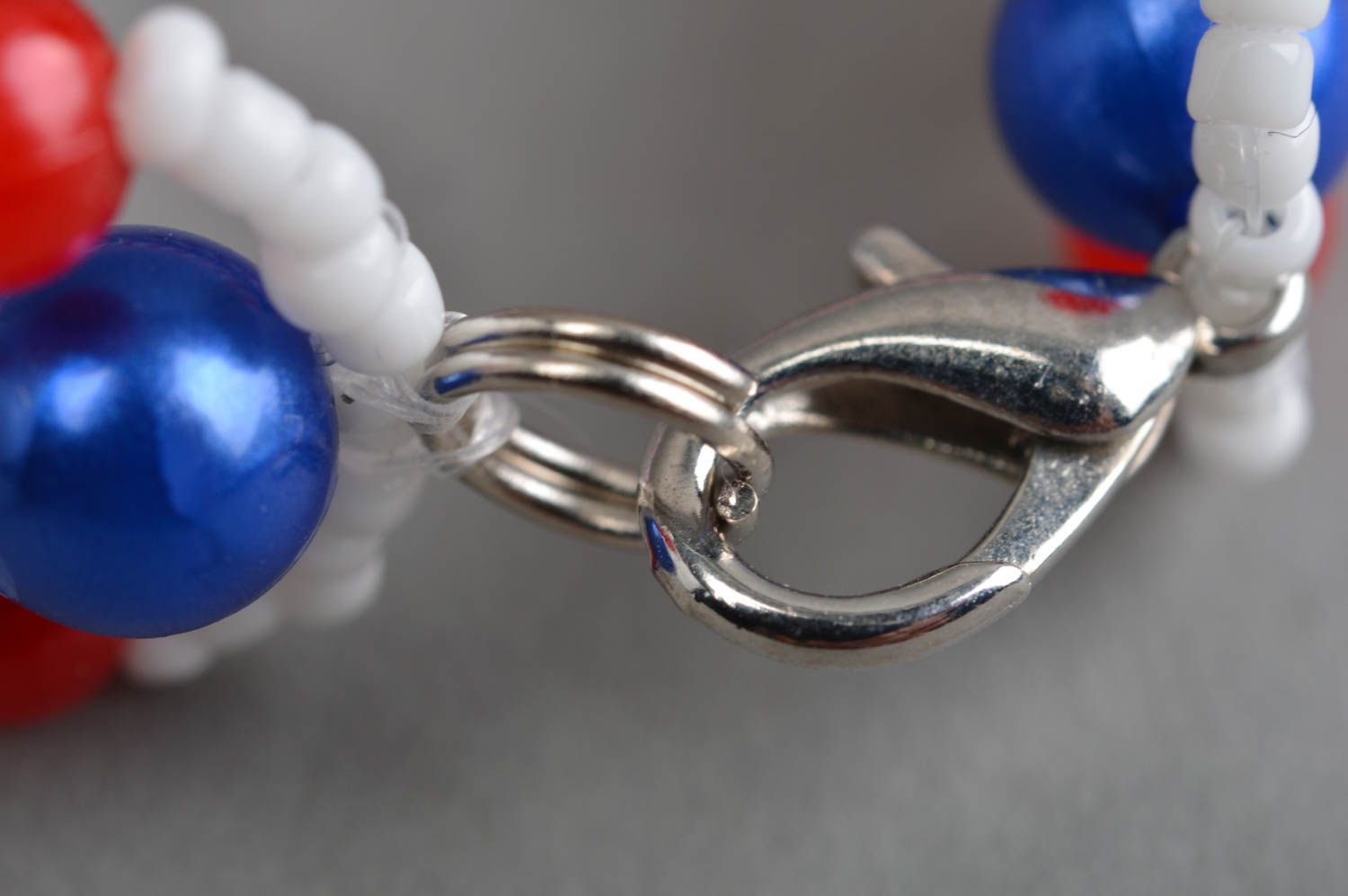 Geflochtenes elegantes buntes handgemachtes Armband aus Glasperlen Drosselbeeren foto 3