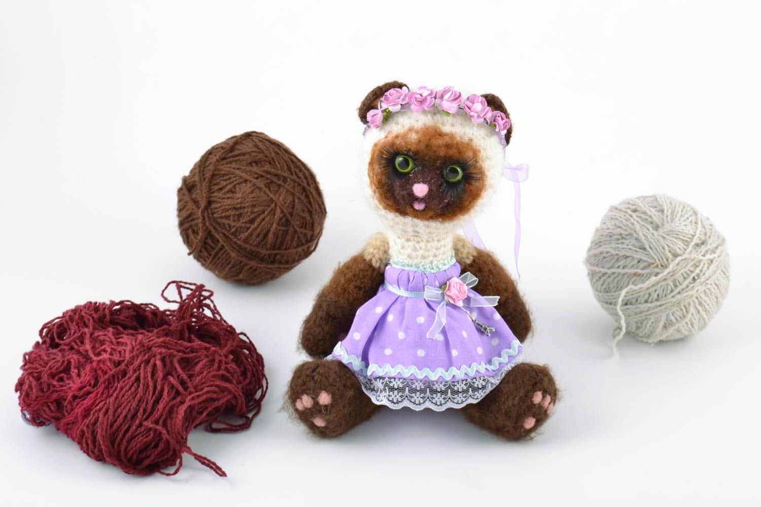 Juguete de peluche tejido artesanal de lana en técnica de fieltro gata en vestido foto 1