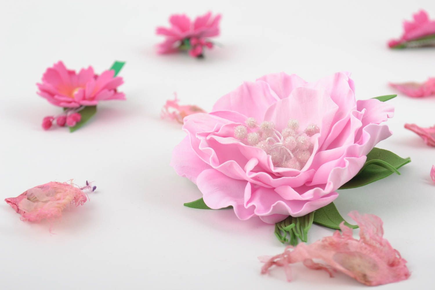 Broche barrette à cheveux en foamiran faite main en forme de fleur rose photo 1