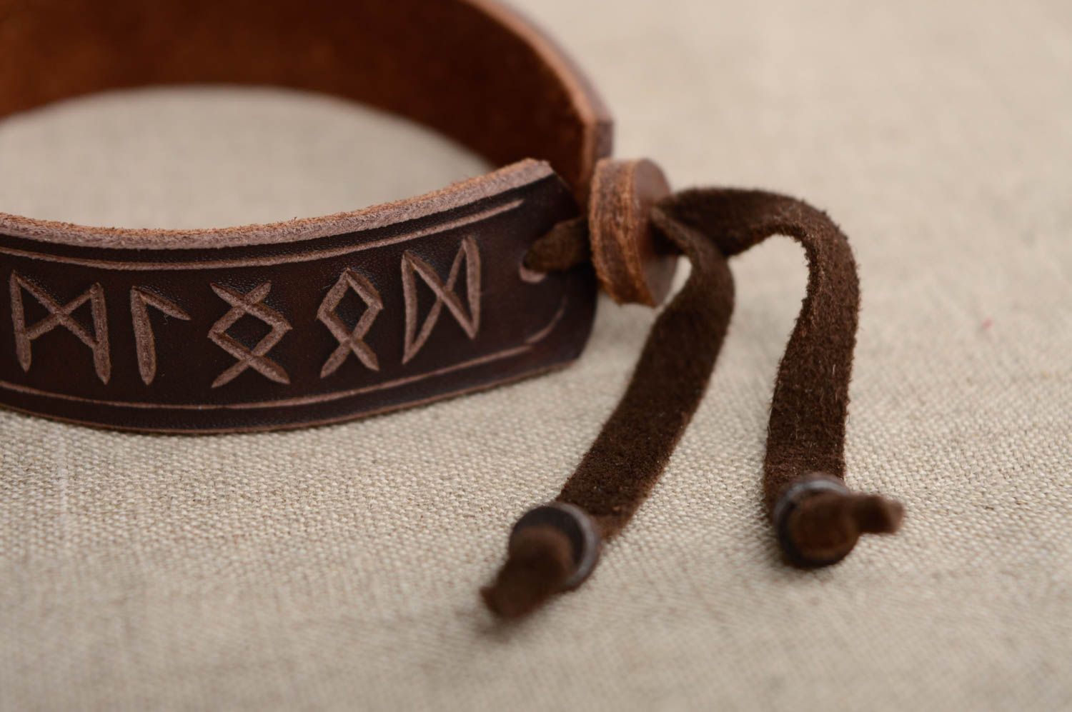 Bracelet fait main de vrai cuir avec runes accessoire de couleur marron photo 3