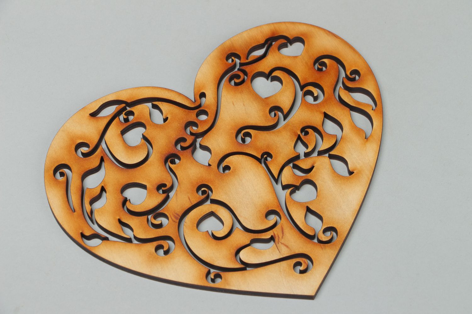 Semilavorato fatto a mano materiale da dipingere a forma di cuore traforato foto 1
