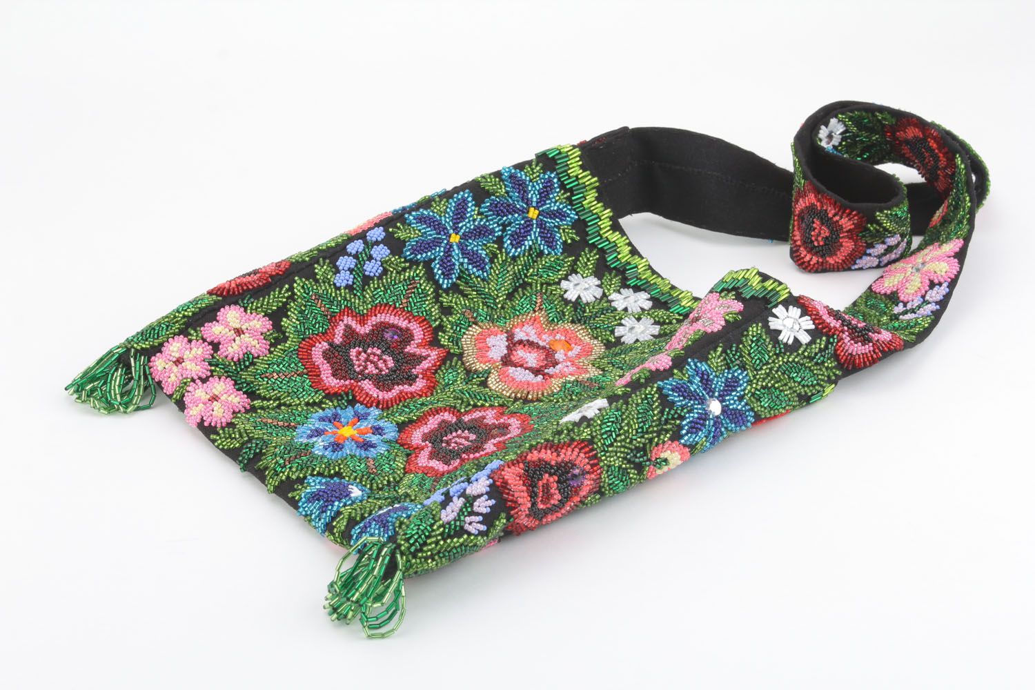 Bolsa artesanal bordada com miçangas foto 1