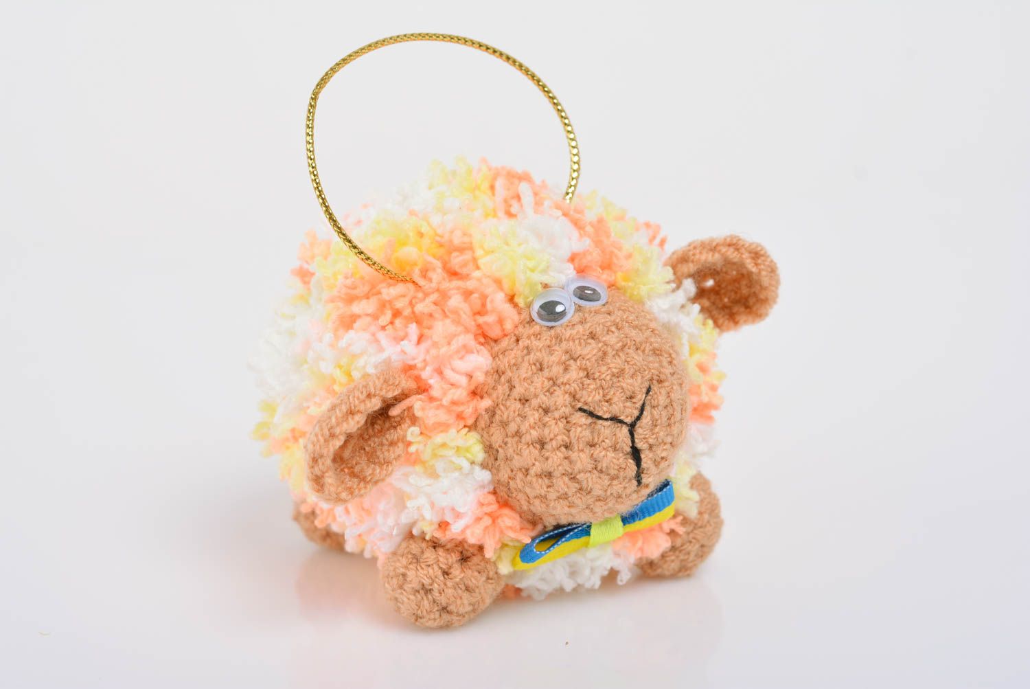 Красивая детская мягкая вязаная игрушка овечка цветная с петелькой ручной работы фото 1