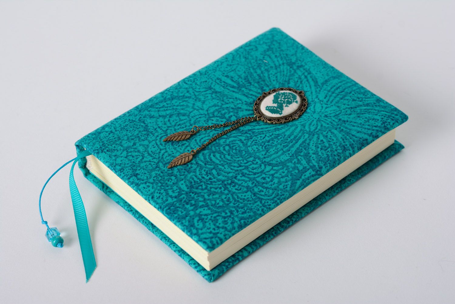 Bloc de notas azul con cubierta de tela y bordados hecho a mano foto 1