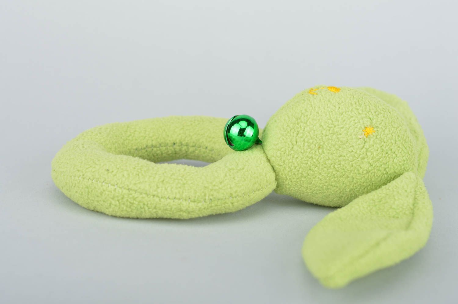 Baby Greifling Spielzeug handmade in Form vom hellgrünen Hasen mit Glöckchen foto 5