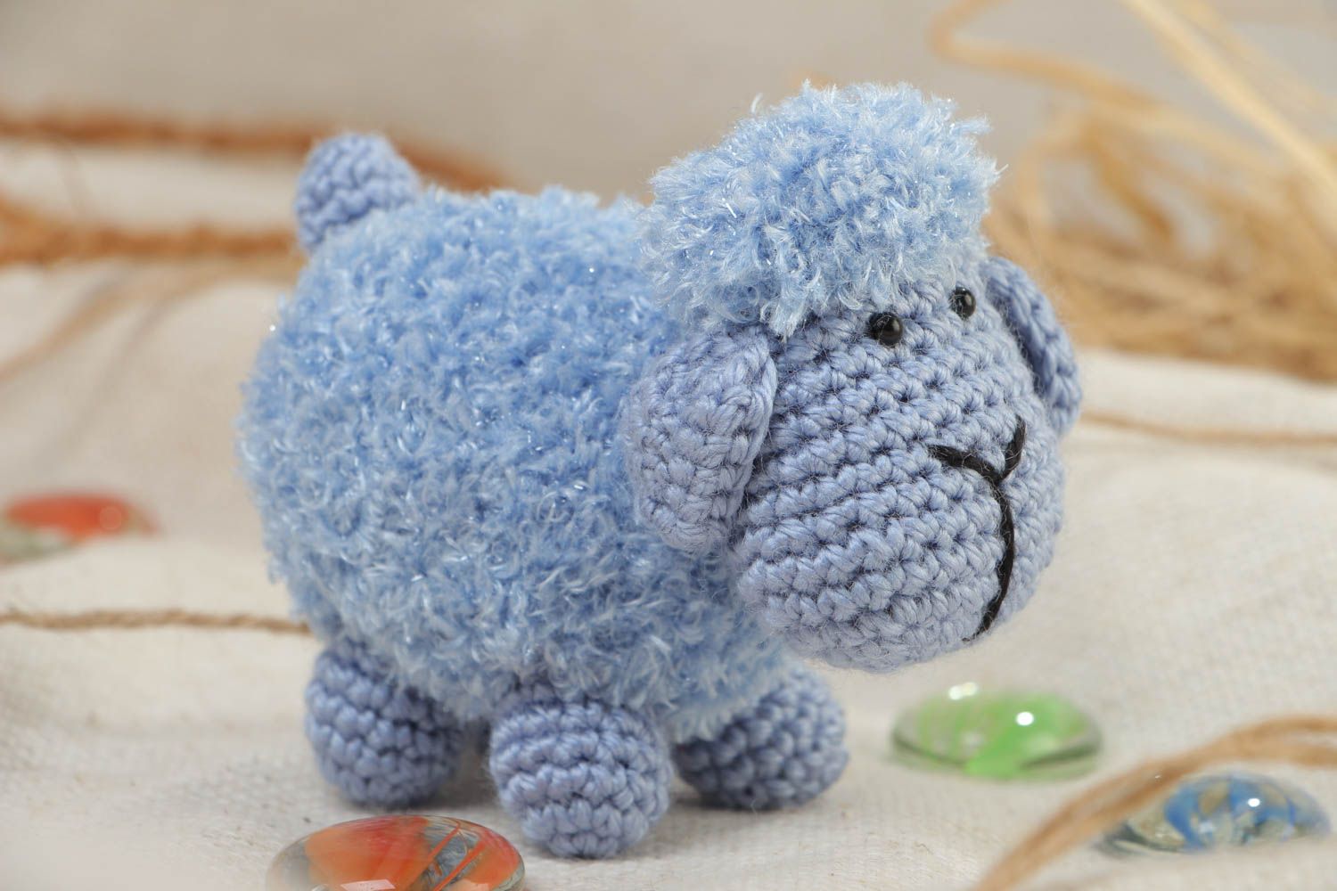 Jouet mou tricoté en acrylique au crochet décoratif fait main Brebis bleue photo 1