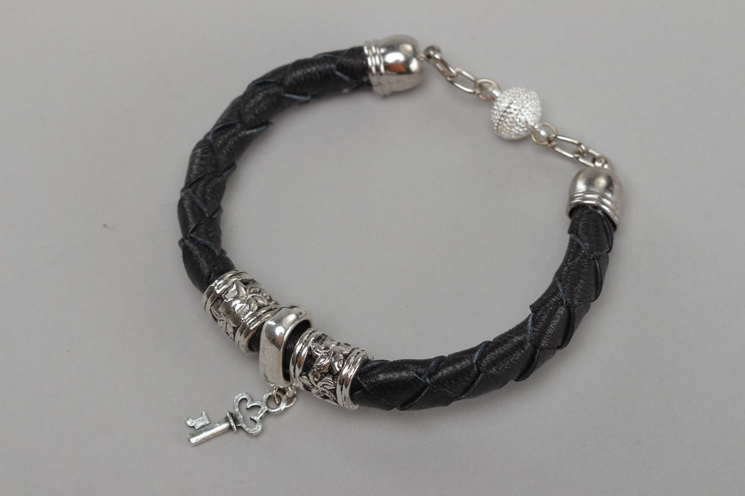 Bracelet en cuir naturel fait main original noir avec pendentif de clé photo 1