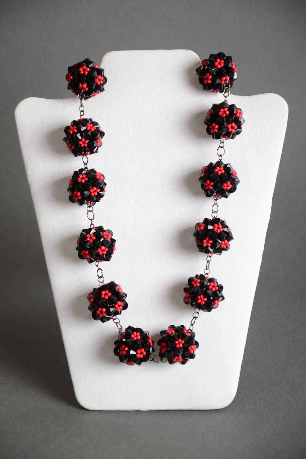 Collier en perles de rocaille boules noir-rouge original fait main au crochet photo 2