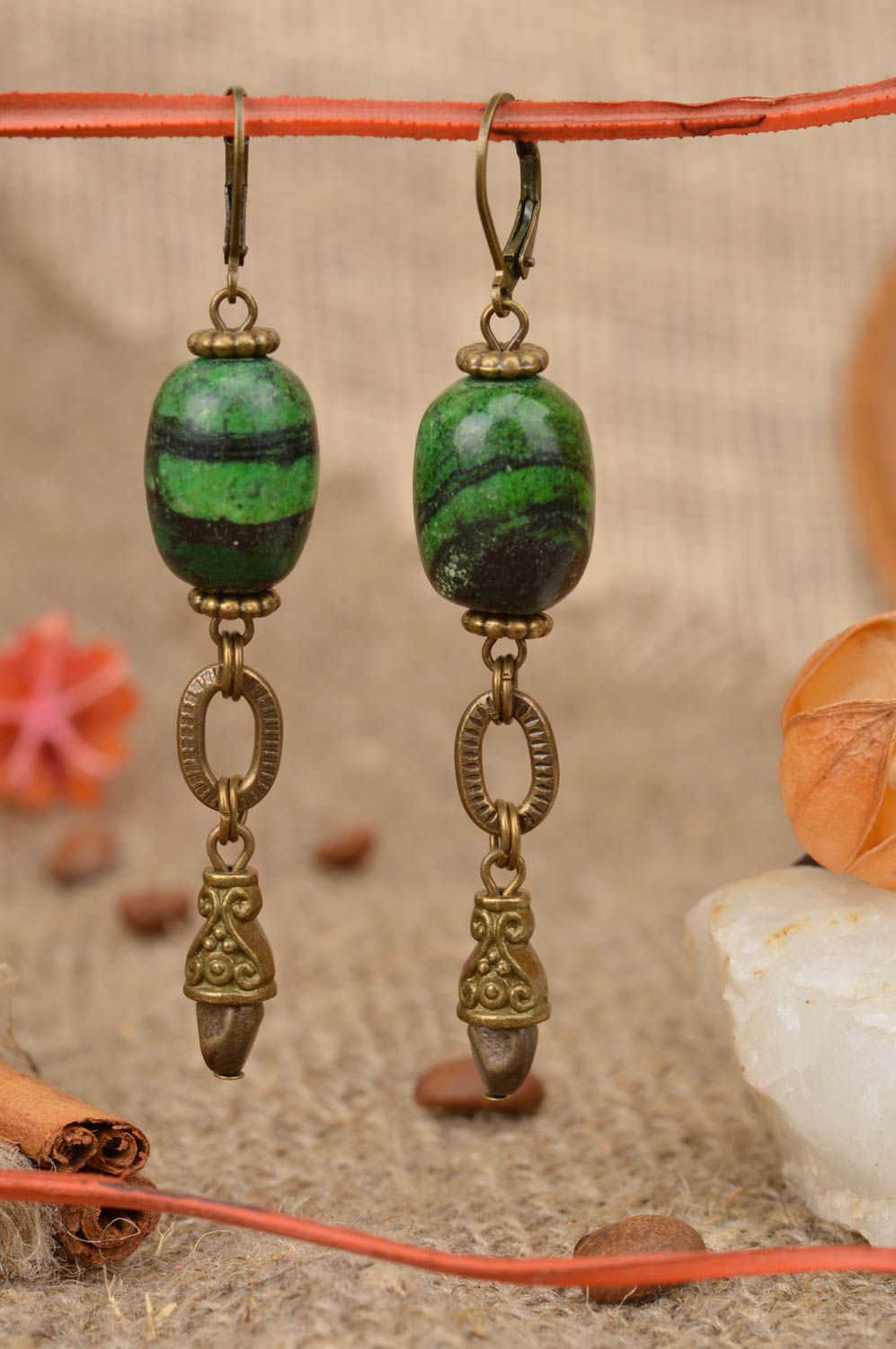 Lange Ohrringe aus Metall mit grünrn Perlen massiv künstlerisch handgeschaffen foto 1