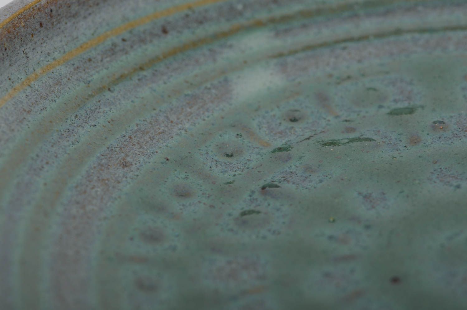 Оригинальная декоративная тарелка вылепленная вручную из красной глины фото 4