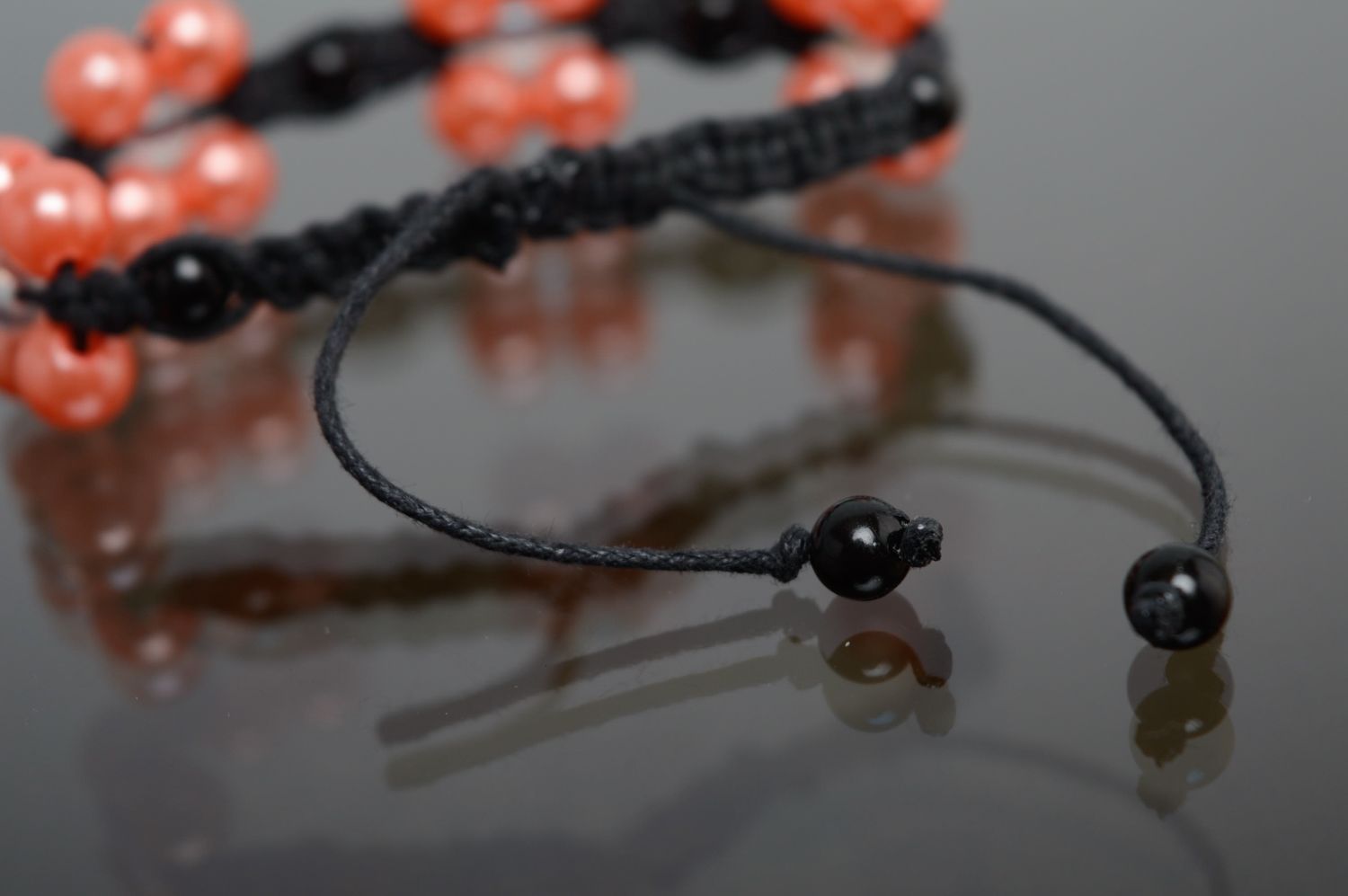 Плетеный браслет макраме из полиэстерового шнурка и керамических бусин  фото 4