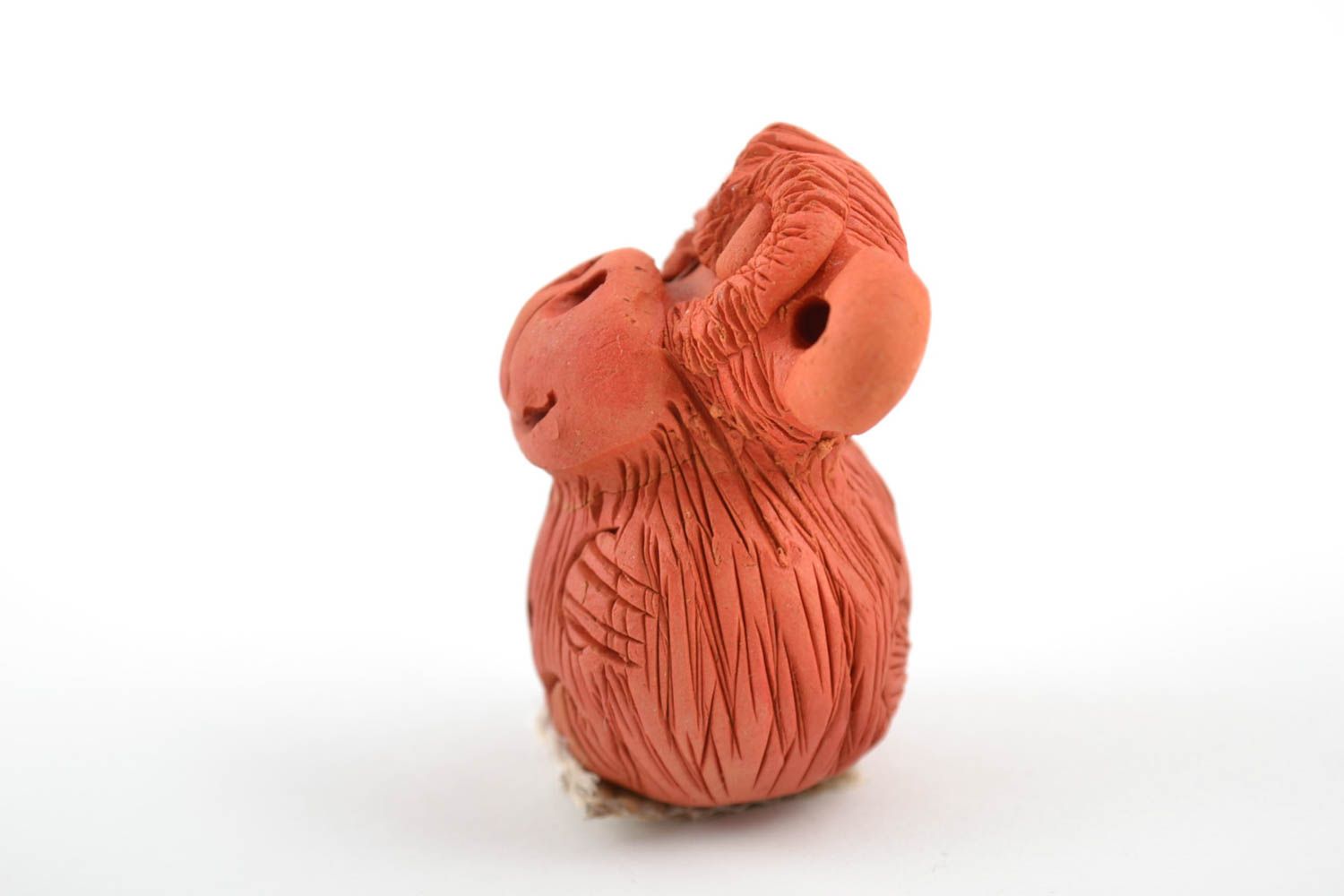 Figura artesanal de arcilla roja con forma de mono pequeña marrón divertida foto 3
