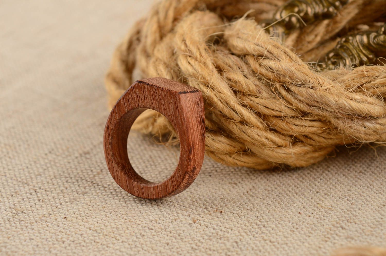 Anillo de madera hecho a mano original hermoso tallado accesorio unisex foto 1