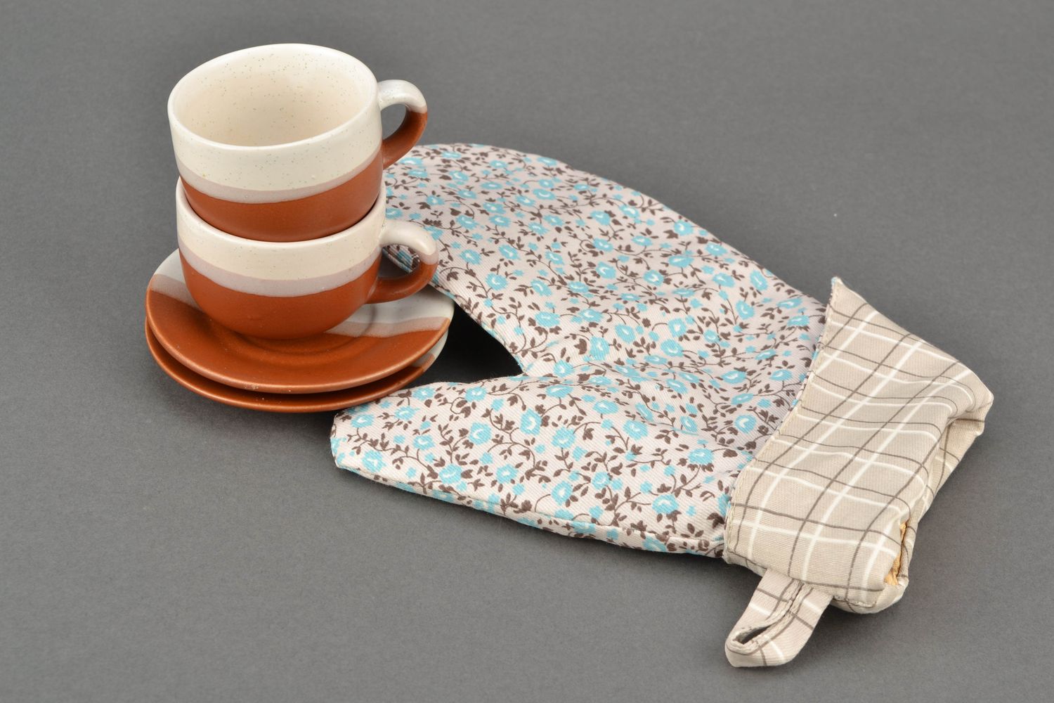 Текстильная рукавичка-прихватка для горячего с цветочным принтом фото 1