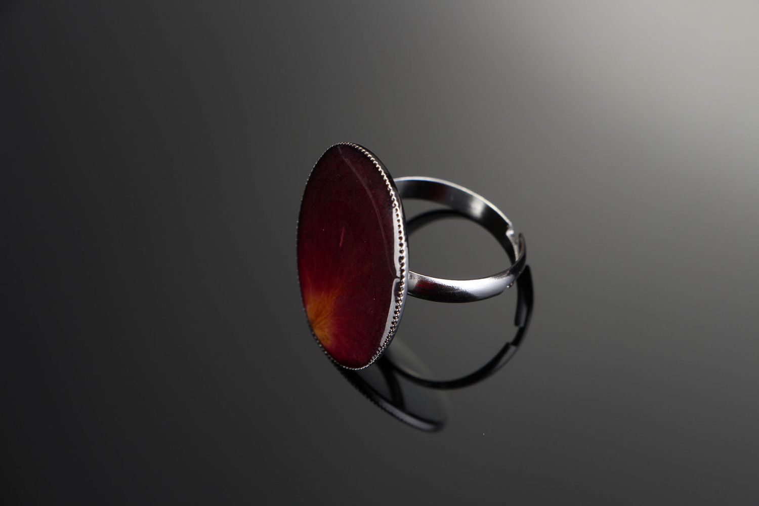 Handgemachter Ring aus Epoxidharz mit Rose foto 3