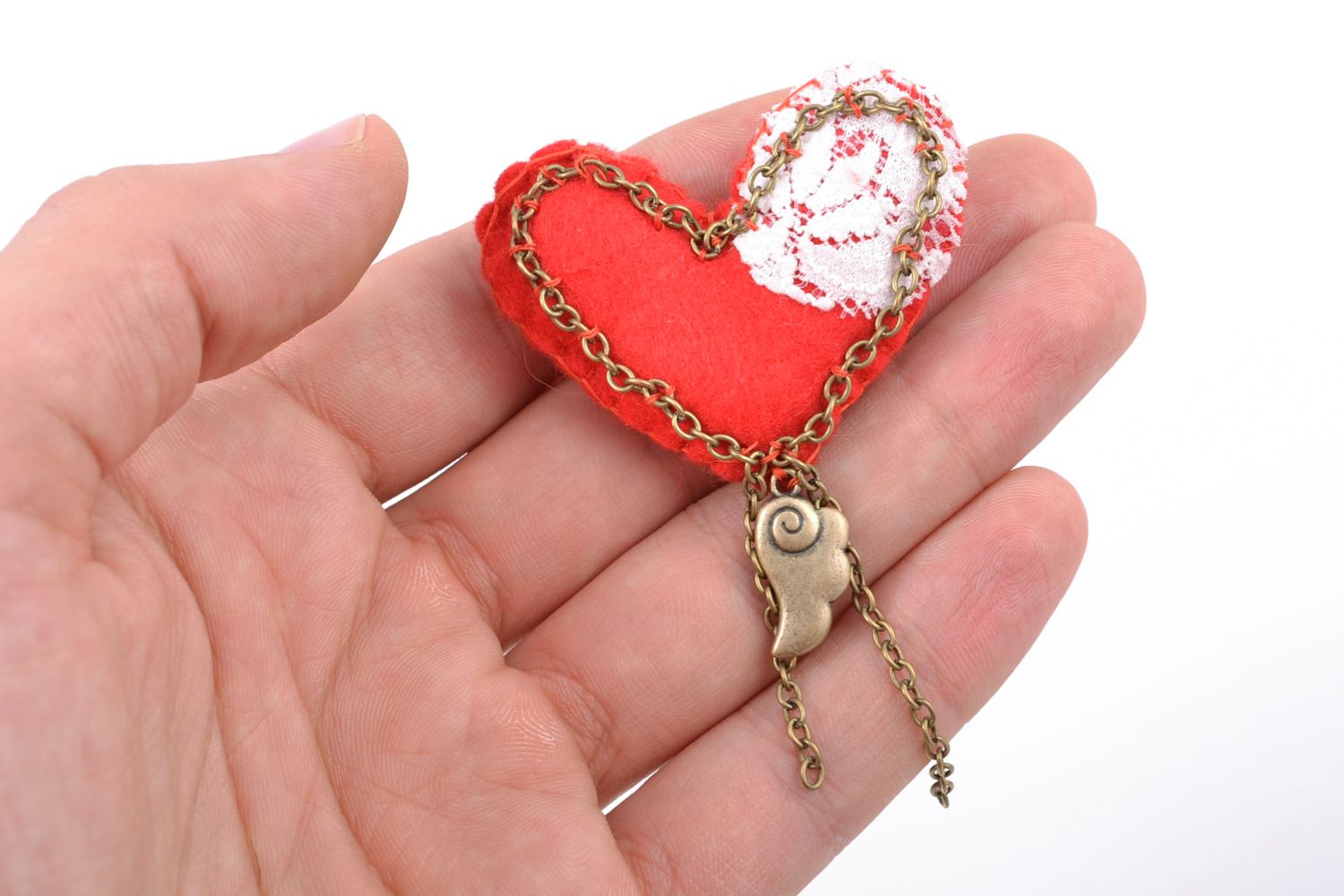 Broche en feutre rouge faite main originale cadeau pour femme Coeur avec clé  photo 1