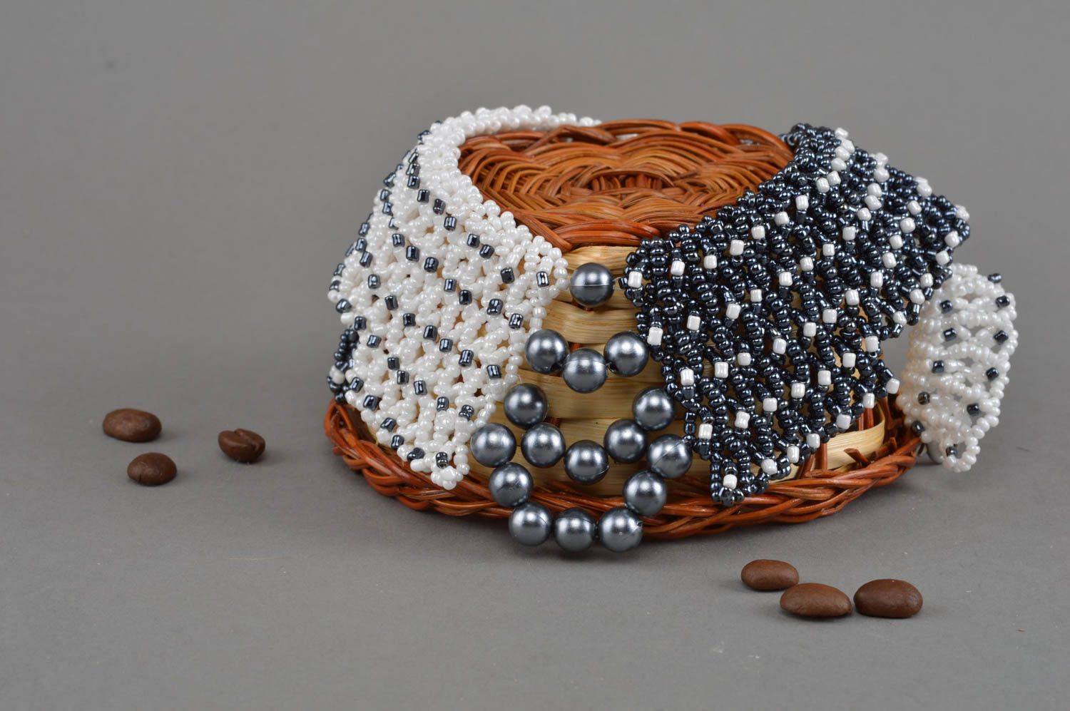 Collier en perles de rocaille fait main noir et blanc avec grandes perles photo 1