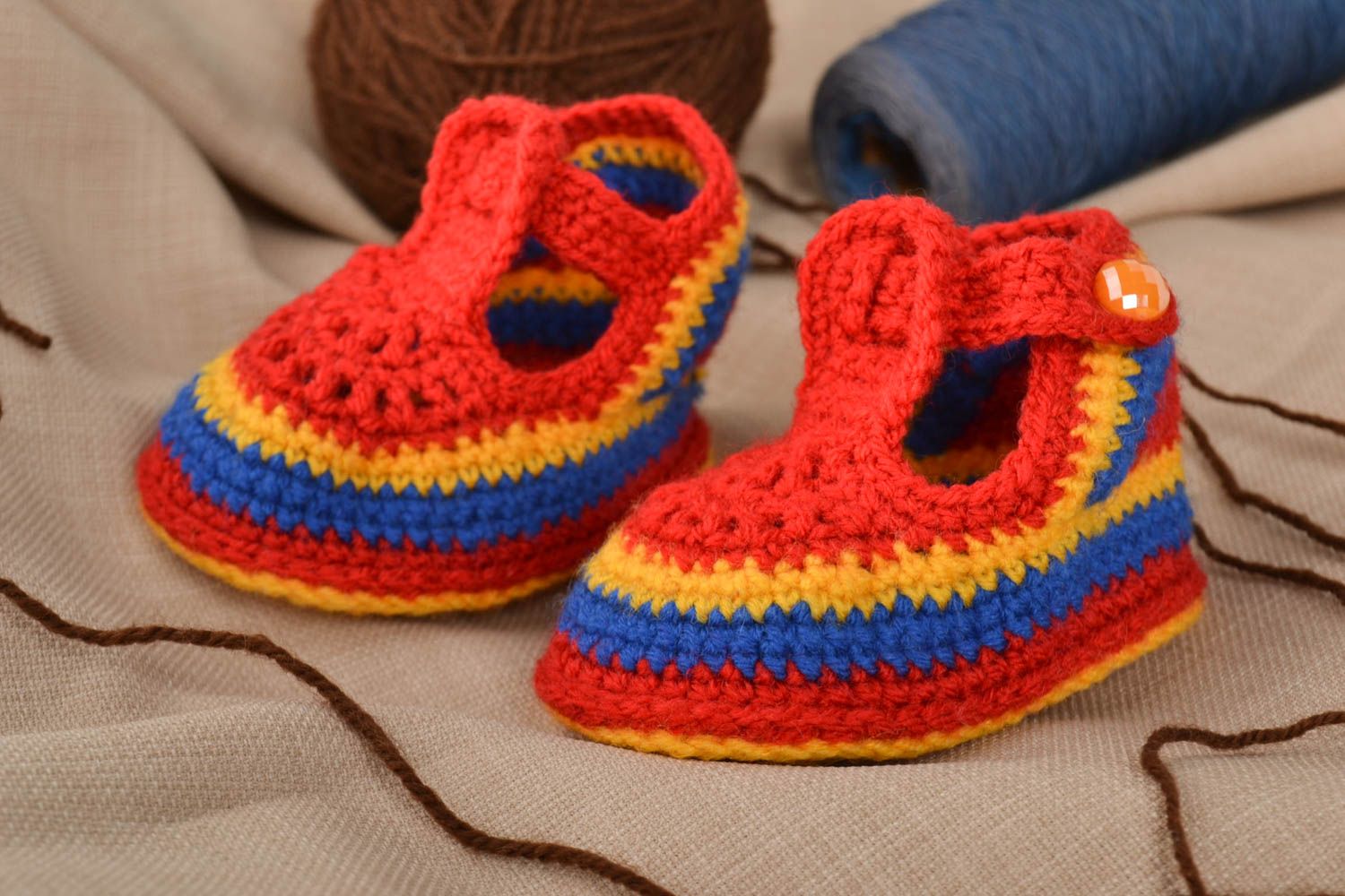 Chaussons bébé fait main Nu-pieds enfant Chaussures bébé fille rouges tricot photo 1