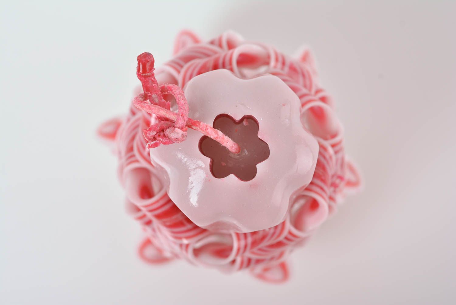 Belle bougie rose blanc sculptée faite main décoration de créateur pour maison photo 3