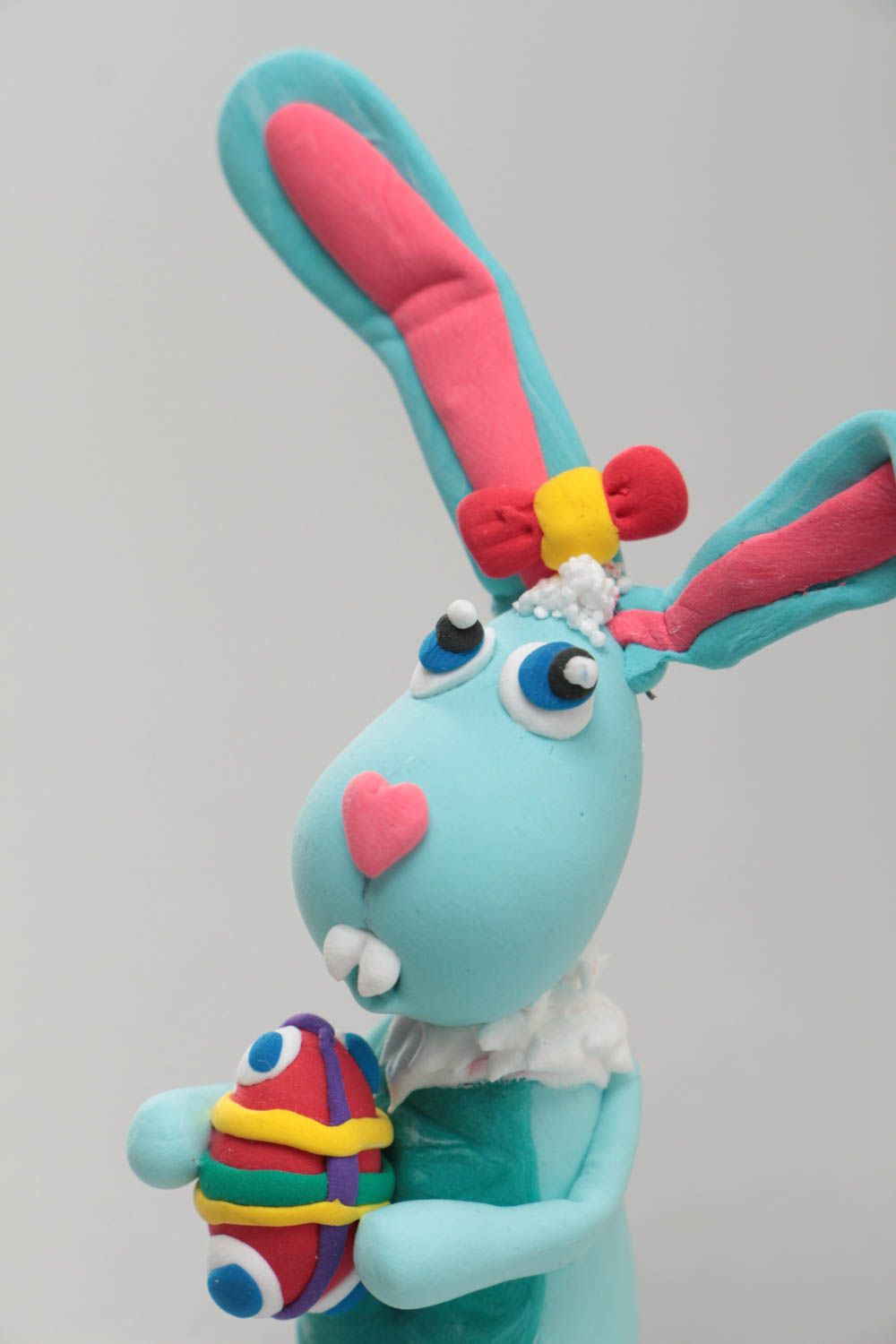 Статуэтка из полимерной глины ручной работы в виде забавного голубого кролика фото 4