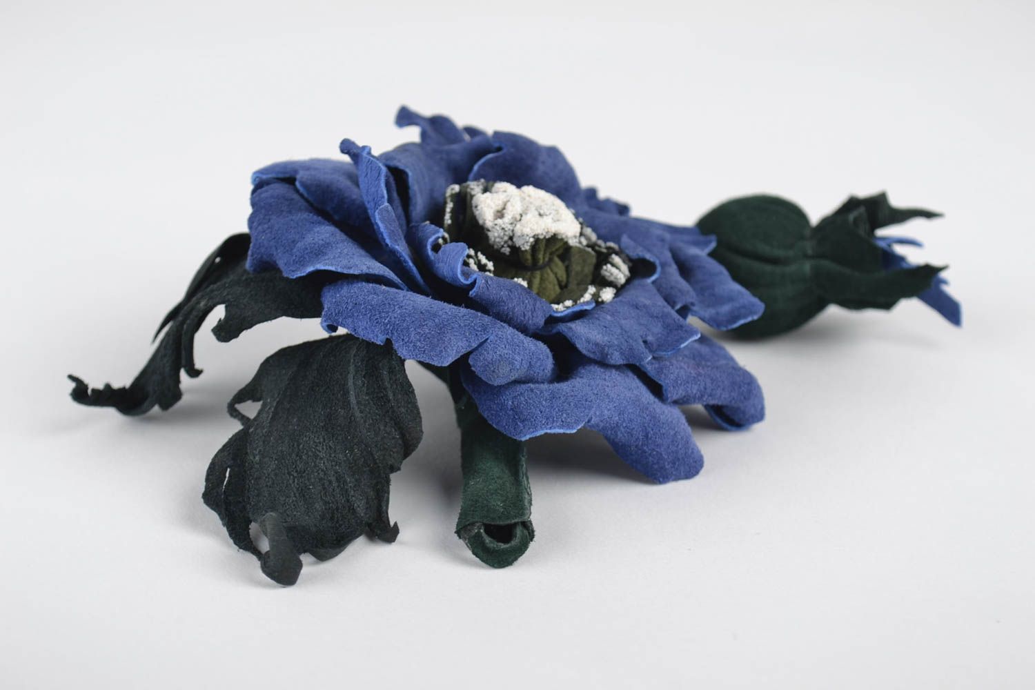 Grosse broche fleur faite main bleue en cuir naturel Accessoire pour femme photo 3
