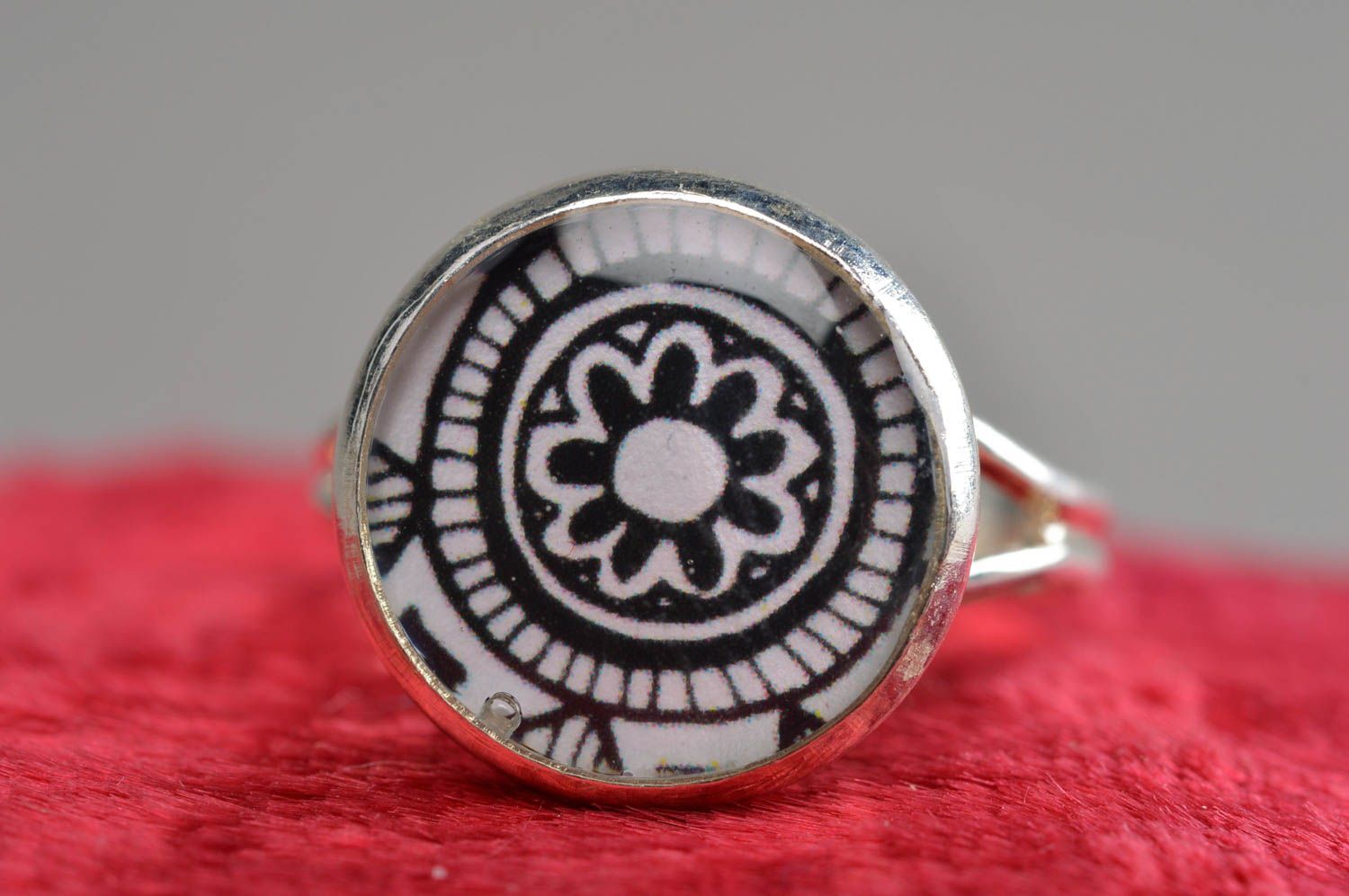 Черно белое кольцо с принтом в технике декупаж ручной работы с регулируемым размером фото 3