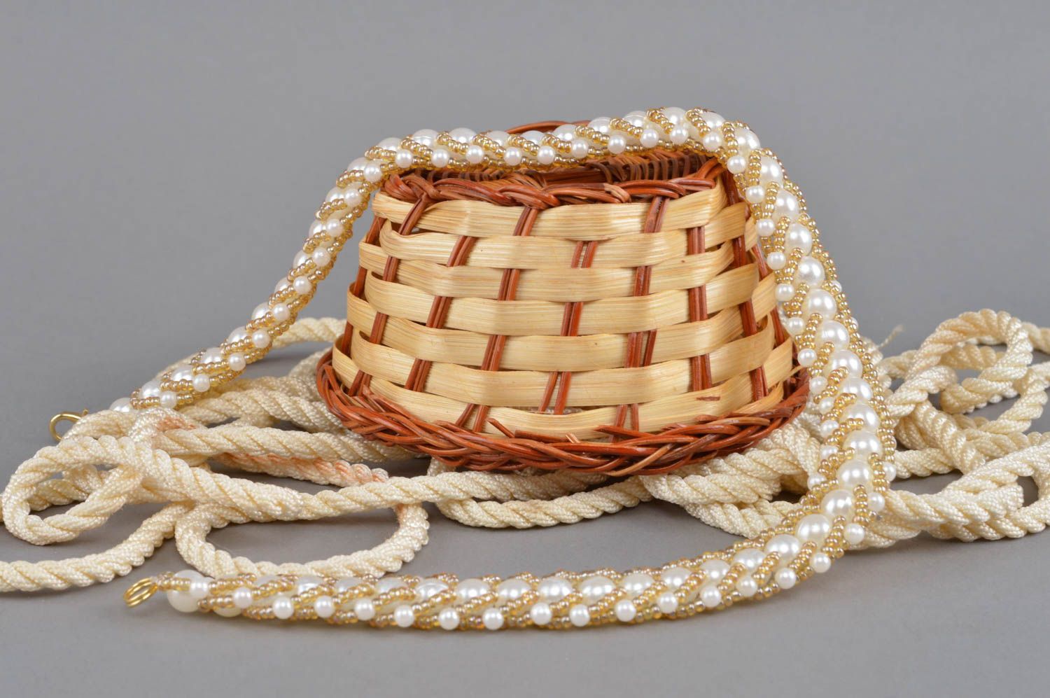Collier en perles artificielles et de rocaille fait main blanc doré original photo 1