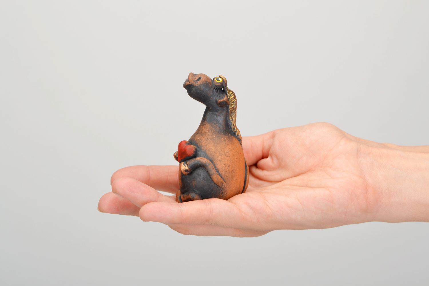 Figura de ceramica Caballo con corazón foto 2