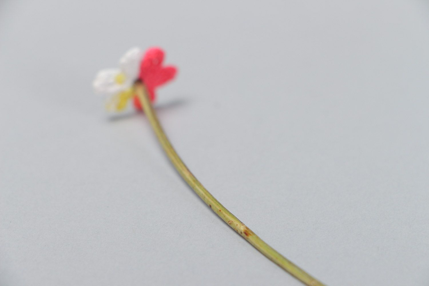 Kleine dekorative gehäkelte Blume aus Stoff für Interieur Dekor foto 4