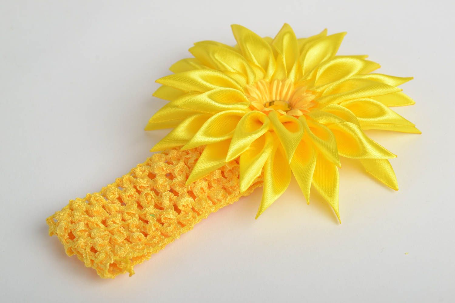 Bandeau avec fleur kanzashi en rubans de satin fait main jaune pour enfant photo 3