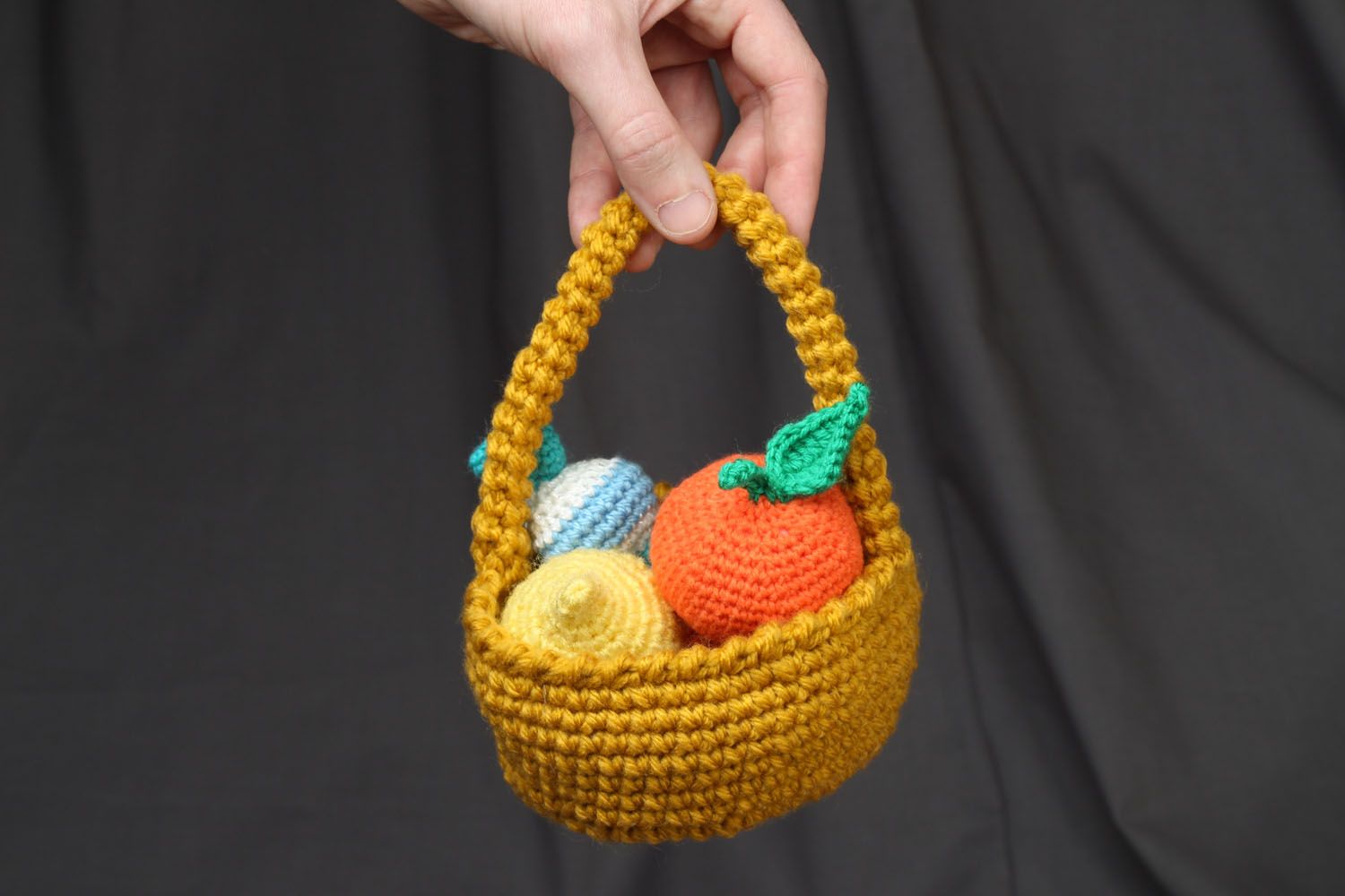 Juguete a ganchillo en forma de cesta de frutas foto 4