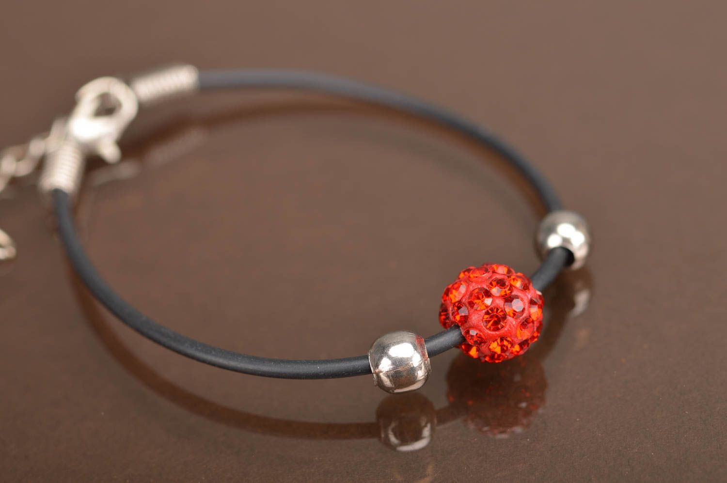 Bracelet fin en lacet de caoutchouc noir avec perle fantaisie rouge fait main photo 2
