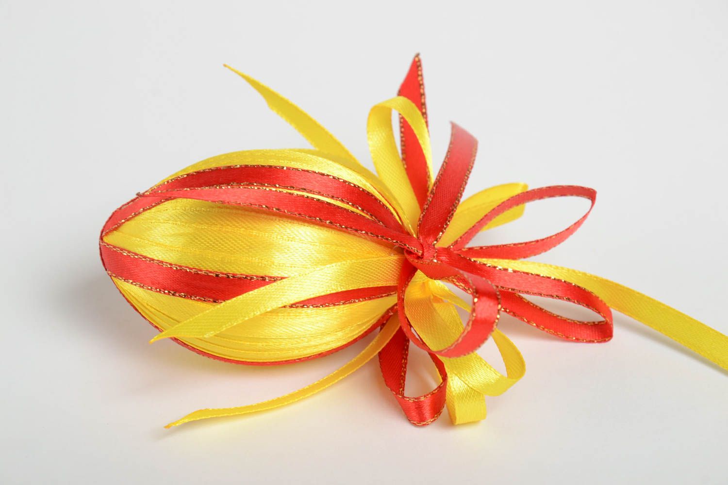 Красное с желтым пасхальное яйцо оплетенное лентами ручной работы авторское фото 3