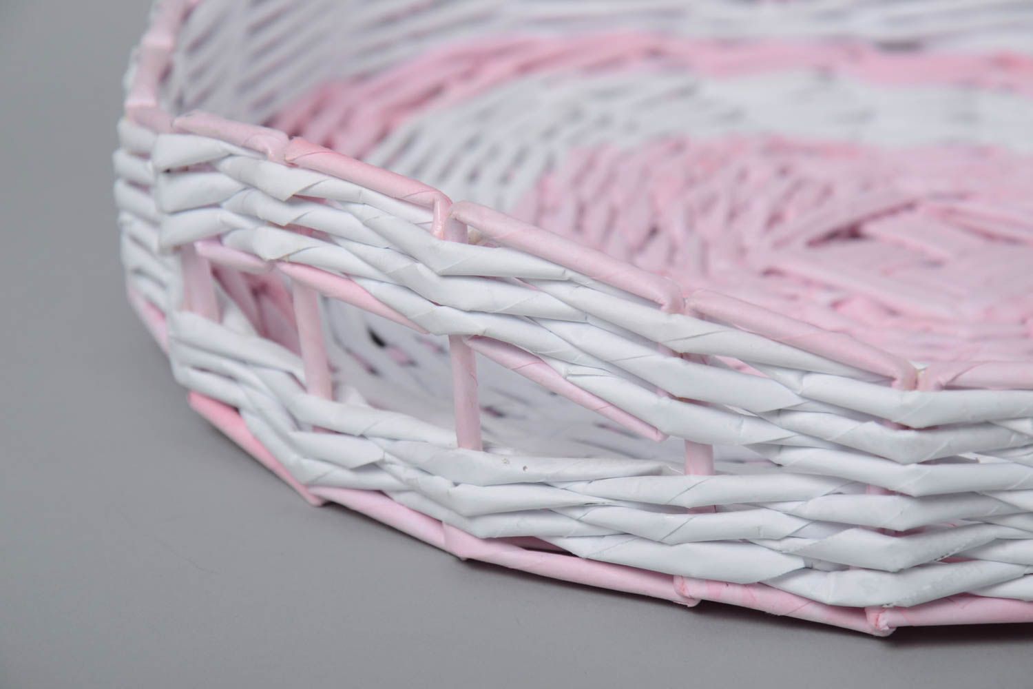 Schönes originelles rosa handmade Tablett aus Papierrollen Handarbeit  foto 3