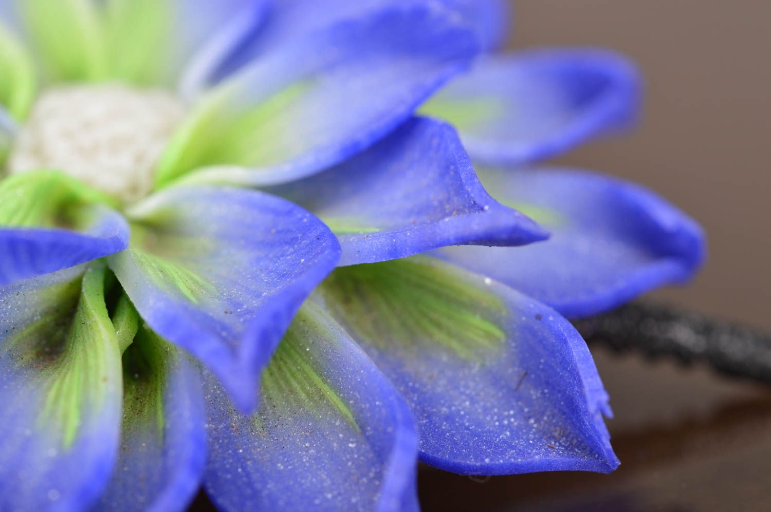 Pinza de pelo con flores de arcilla polimérica artesanal azul bonita pequeña foto 3