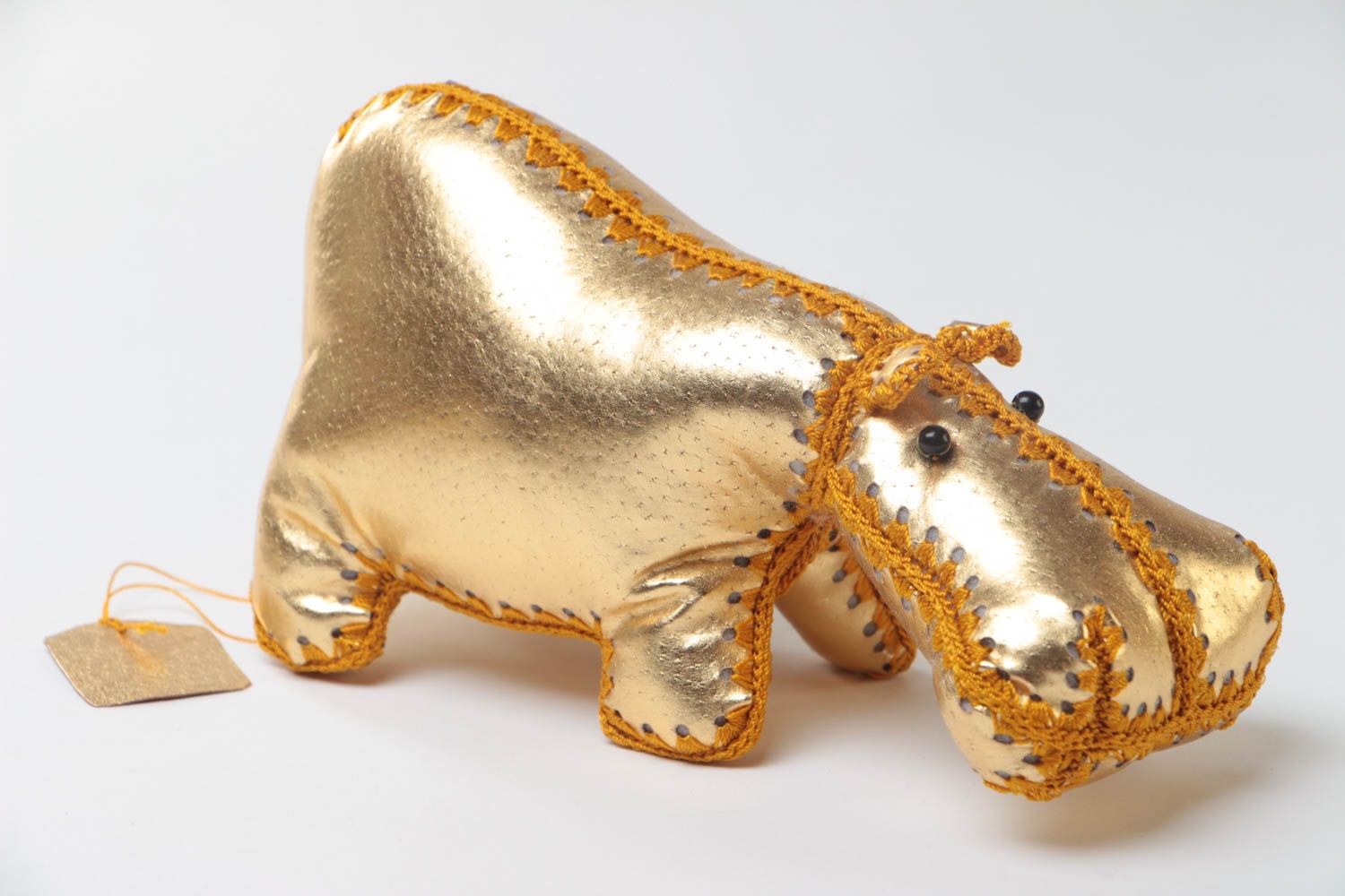 Золотистая мягкая игрушка ручной работы из кожи в виде бегемота большая красивая фото 2