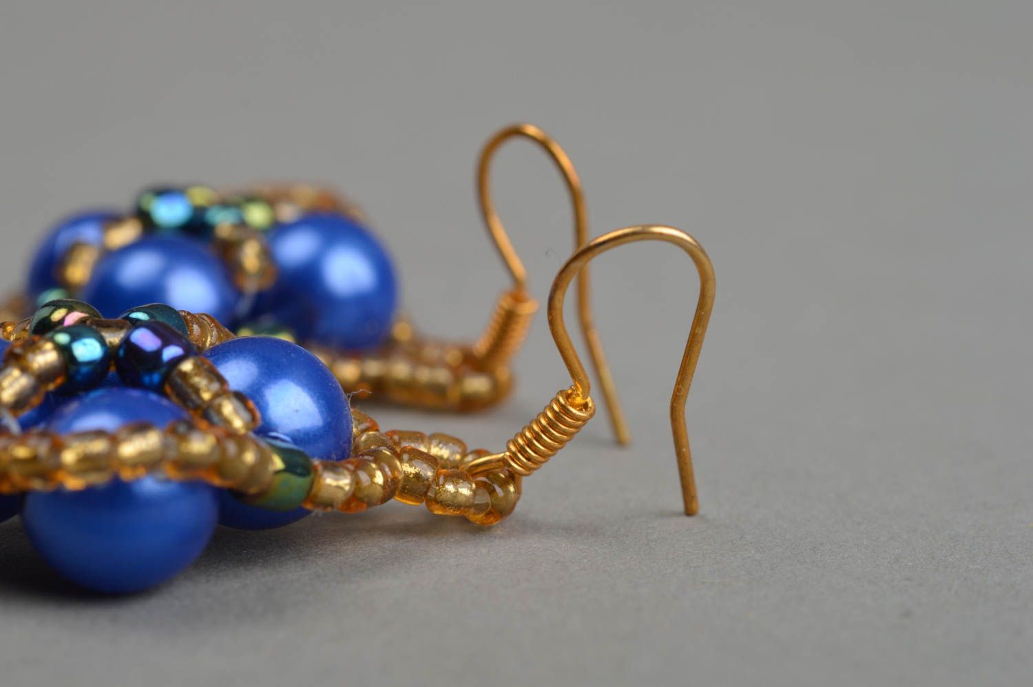 Schöne originelle blaue handgemachte Ohrringe aus Glasperlen für stilvolle Damen foto 4